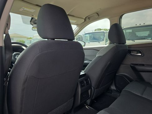 Used 2023 Nissan Rogue SV image 16