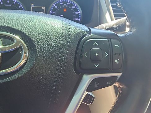 Used 2019 Toyota Highlander Plus FWD image 19