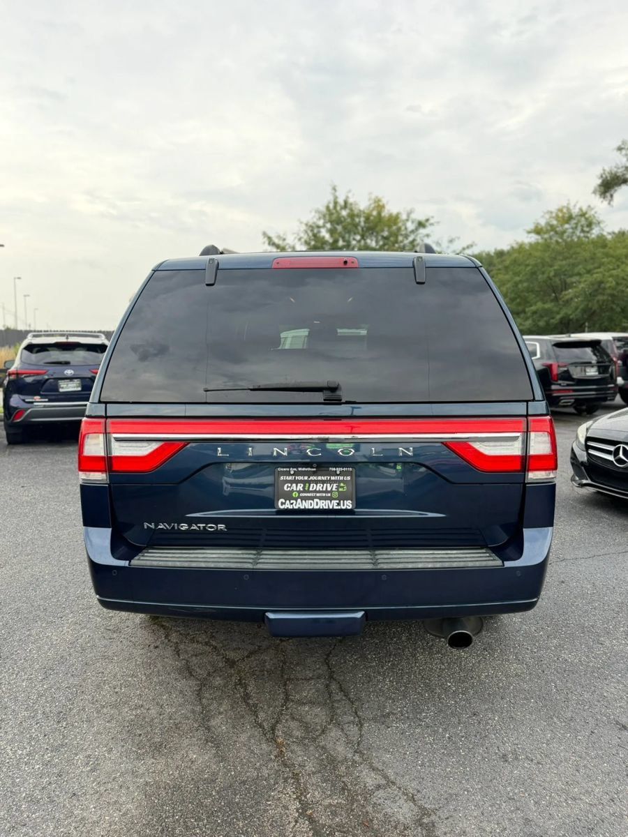 Used 2017 Lincoln Navigator Select AWD/4WD image 4