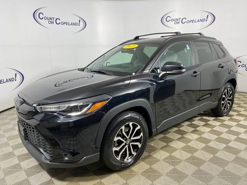 Used 2023 Toyota Corolla Cross AWD Hybrid w/ Moonroof Package image 3