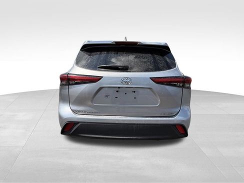 Used 2021 Toyota Highlander XLE AWD/4WD image 6