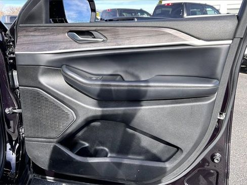 Used 2023 Jeep Grand Cherokee Limited image 19