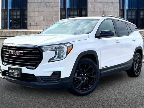 Used 2024 GMC Terrain SLE w/ Elevation Edition FWD image 2