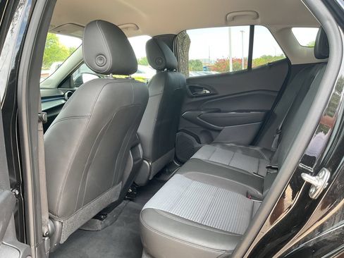 Used 2025 Chevrolet Trax LT w/ LT Convenience Package FWD image 8