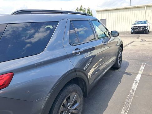 Used 2022 Ford Explorer XLT w/ XLT Sport Appearance Package AWD/4WD image 7