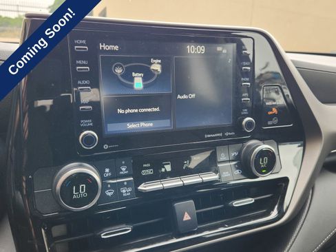 Used 2021 Toyota Highlander LE FWD image 12