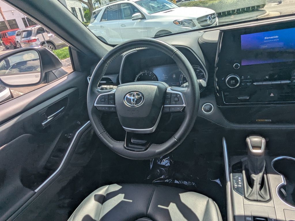 Used 2024 Toyota Highlander XSE FWD image 3