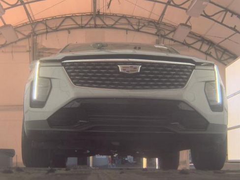 Used 2024 Cadillac XT4 Premium Luxury image 3