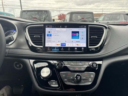 New 2026 Chrysler Pacifica Select image 22