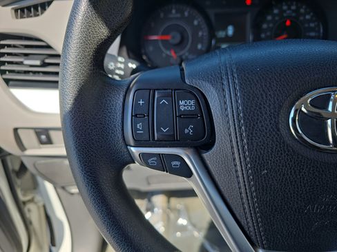 Used 2017 Toyota Sienna LE image 18