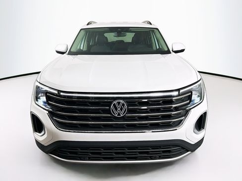 Used 2025 Volkswagen Atlas SE image 2