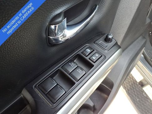 Used 2018 Nissan Titan SV w/ SV Convenience Package image 17