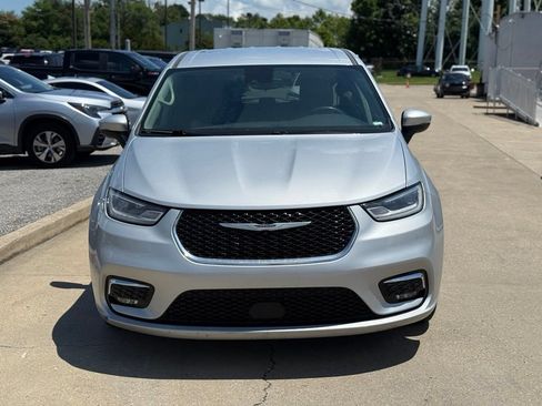Used 2023 Chrysler Pacifica Touring-L FWD image 3