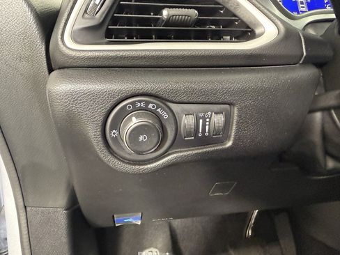 Used 2022 Chrysler Pacifica Touring-L w/ S Appearance Package FWD image 23