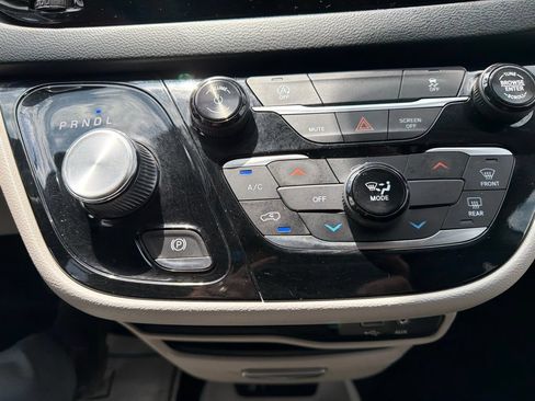 Used 2019 Chrysler Pacifica LX w/ Cold Weather Group FWD image 15