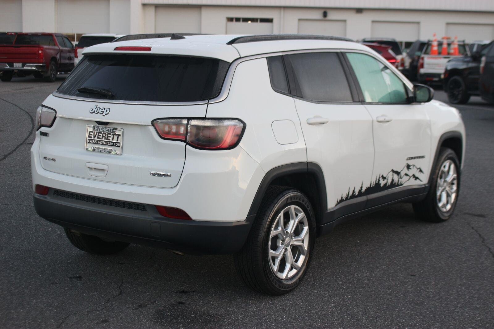Used 2024 Jeep Compass Latitude AWD/4WD image 7