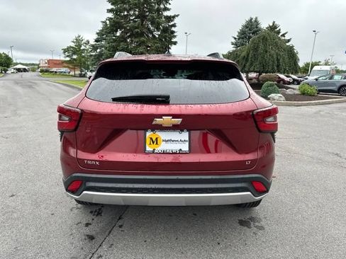 Used 2024 Chevrolet Trax LT w/ Sunroof Package FWD image 4