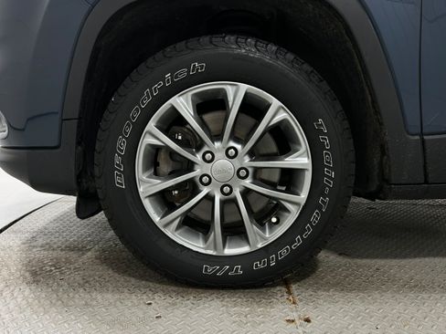 Used 2019 Jeep Cherokee Latitude Plus AWD/4WD image 38