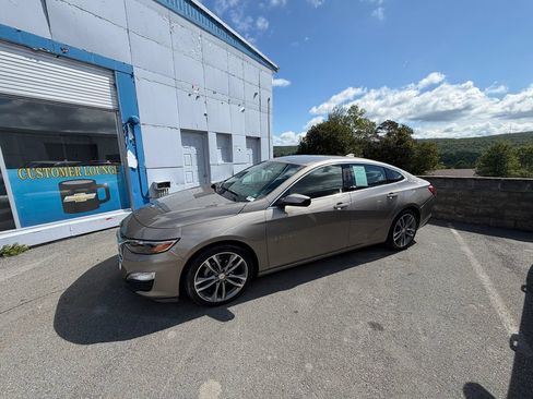 Used 2025 Chevrolet Malibu LT FWD image 2