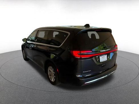 Used 2024 Chrysler Pacifica Touring-L image 11