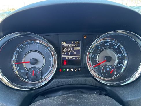 Used 2014 Chrysler Town & Country Touring w/ Driver Convenience Group image 9