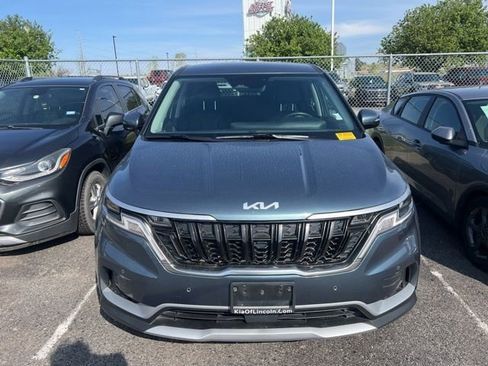 Used 2024 Kia Carnival EX FWD image 2