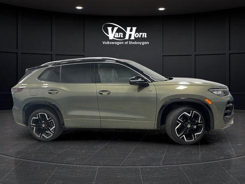 Used 2026 Volkswagen Tiguan SEL R-Line AWD/4WD image 8