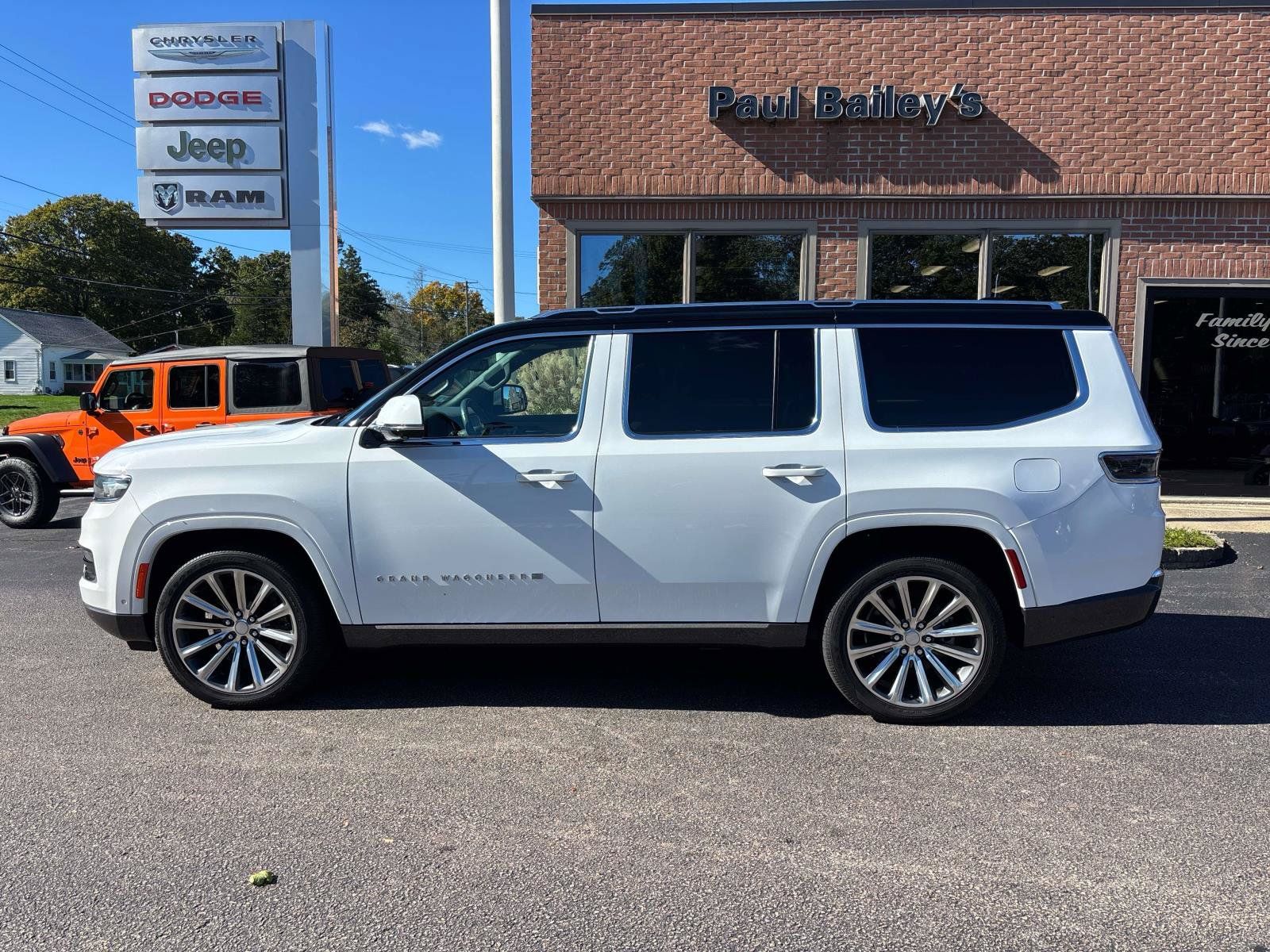 Used 2022 Jeep Grand Wagoneer Series II w/ Convenience Group III AWD/4WD image 3