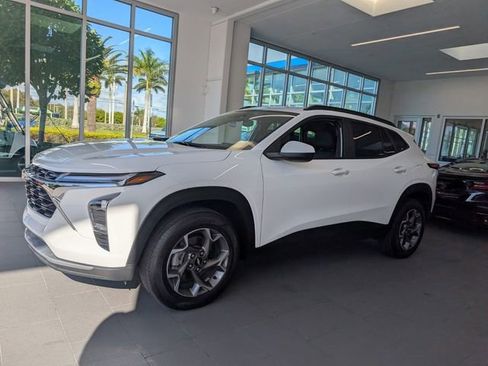 Used 2025 Chevrolet Trax LT w/ Driver Confidence Package image 3