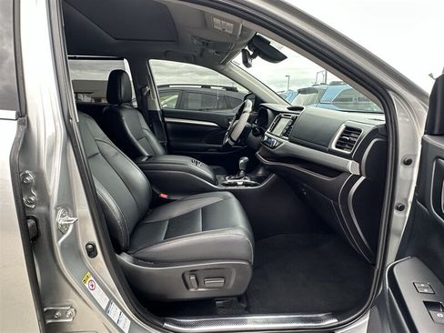 Used 2019 Toyota Highlander XLE AWD/4WD image 15