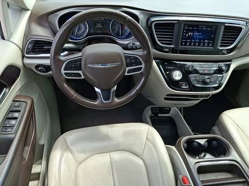 Used 2018 Chrysler Pacifica Touring-L FWD image 12