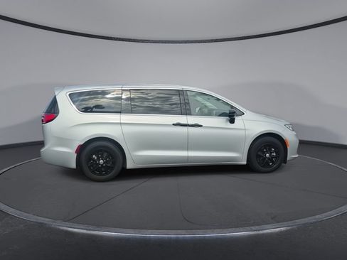 Used 2024 Chrysler Pacifica Touring-L FWD image 9