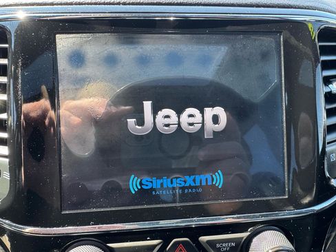 Used 2019 Jeep Grand Cherokee Altitude image 16