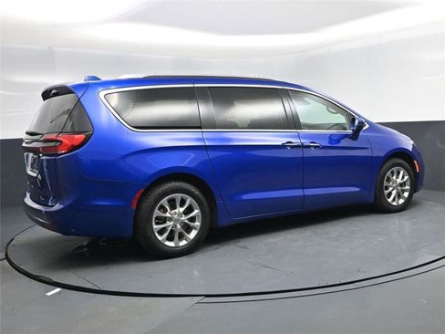 Used 2021 Chrysler Pacifica Touring-L image 4