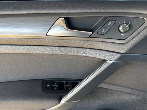 Used 2018 Volkswagen e-Golf SE image 11