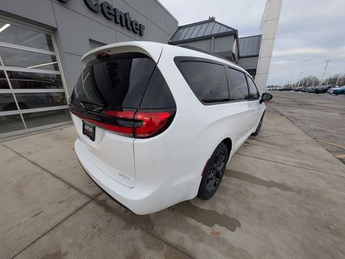 New 2026 Chrysler Pacifica Select w/ S Appearance Package image 6
