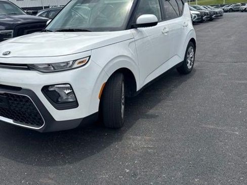 Used 2020 Kia Soul LX FWD image 2