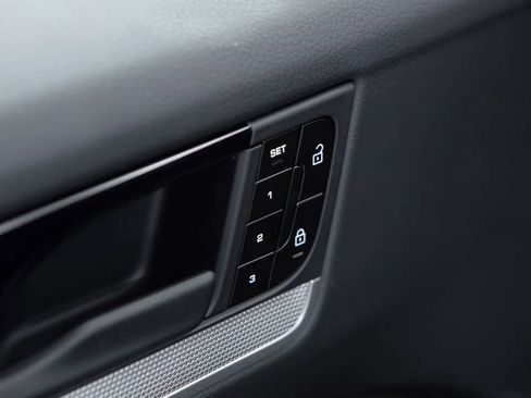 Certified 2026 Porsche Cayenne AWD/4WD image 25