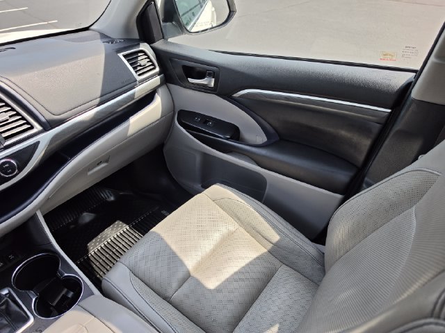 Used 2018 Toyota Highlander Limited AWD/4WD image 31