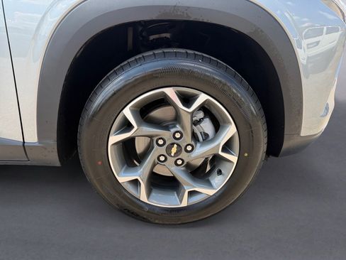 Used 2024 Chevrolet Trax LT w/ Driver Confidence Package FWD image 9