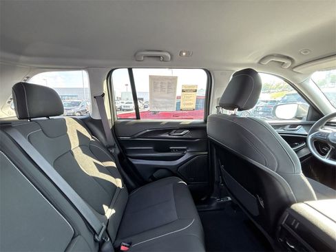 Used 2023 Jeep Grand Cherokee Laredo image 14