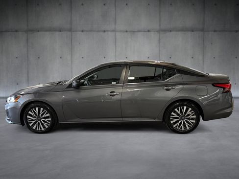 Used 2024 Nissan Altima 2.5 SV FWD image 2