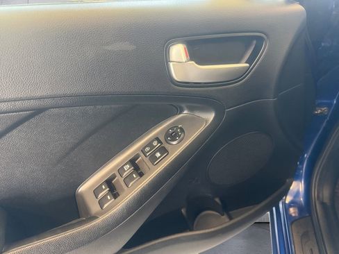 Used 2017 Kia Forte LX image 12