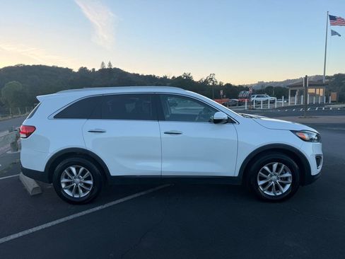 Used 2018 Kia Sorento FWD V6 image 4