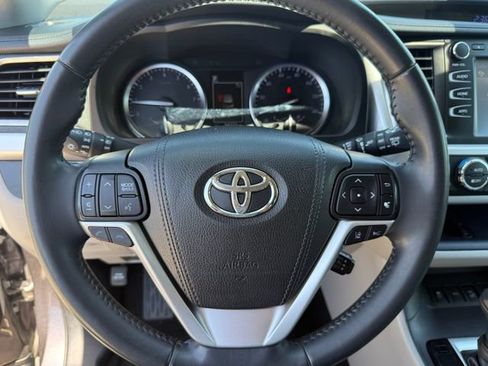 Used 2019 Toyota Highlander XLE AWD/4WD image 14