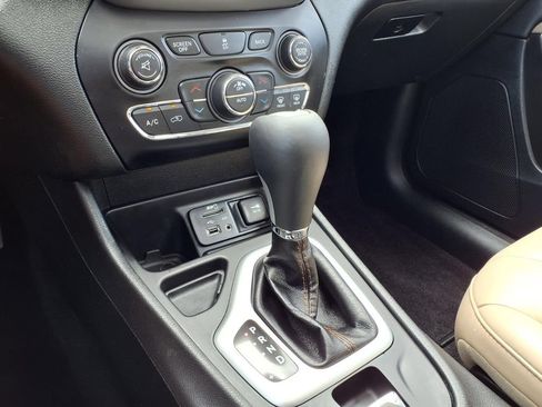 Used 2017 Jeep Cherokee Limited FWD image 28