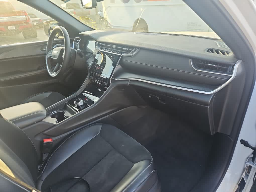 Used 2023 Jeep Grand Cherokee Altitude AWD/4WD image 13