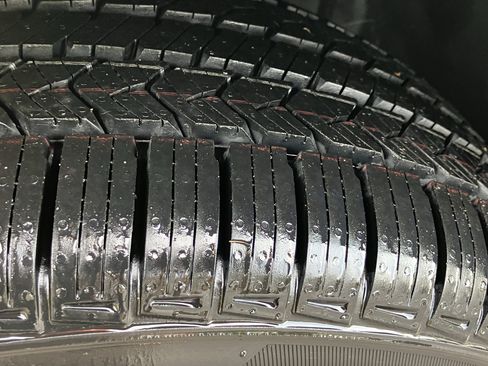 Used 2022 Volkswagen Tiguan SE R-Line image 12