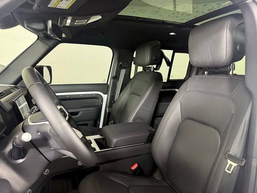 New 2025 Land Rover Defender 130 X-Dynamic SE AWD/4WD image 5