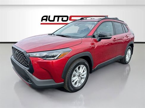 Used 2025 Toyota Corolla Cross LE w/ Moonroof Package image 3